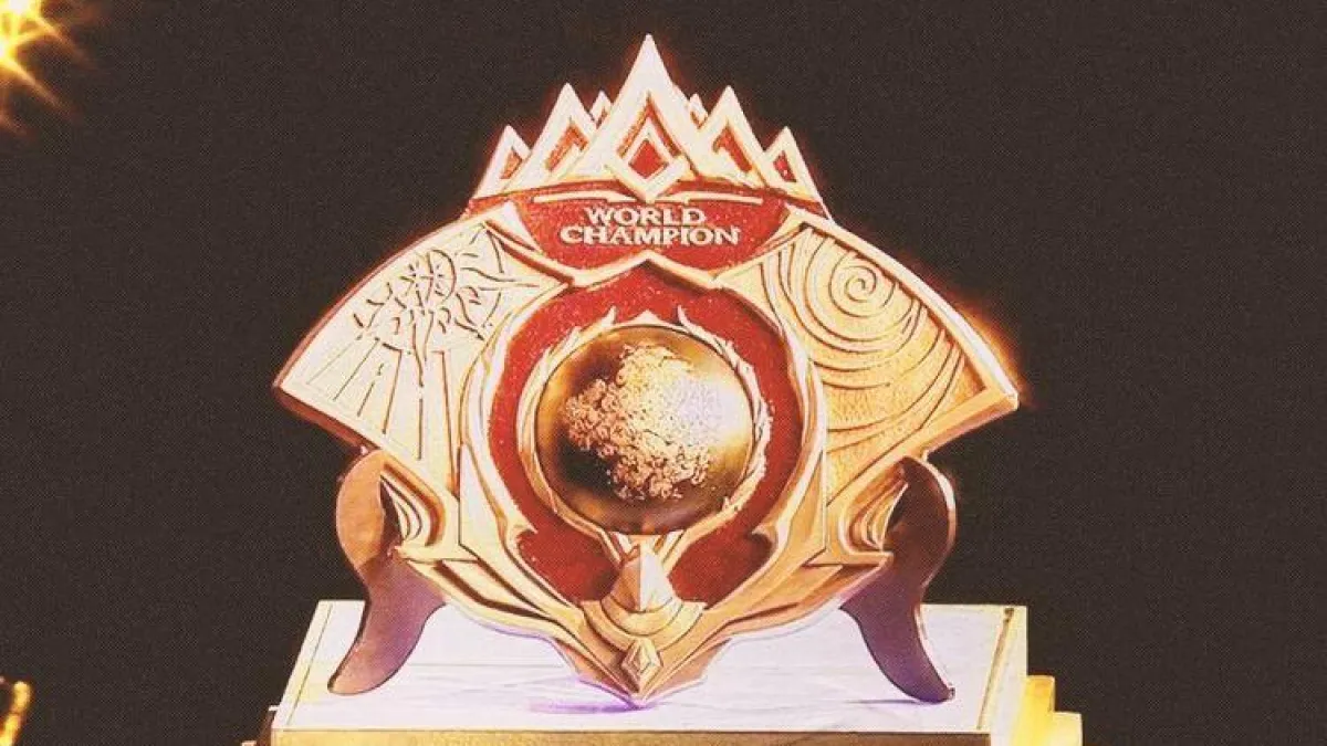 Trofi juara M-Series MLBB World Championship