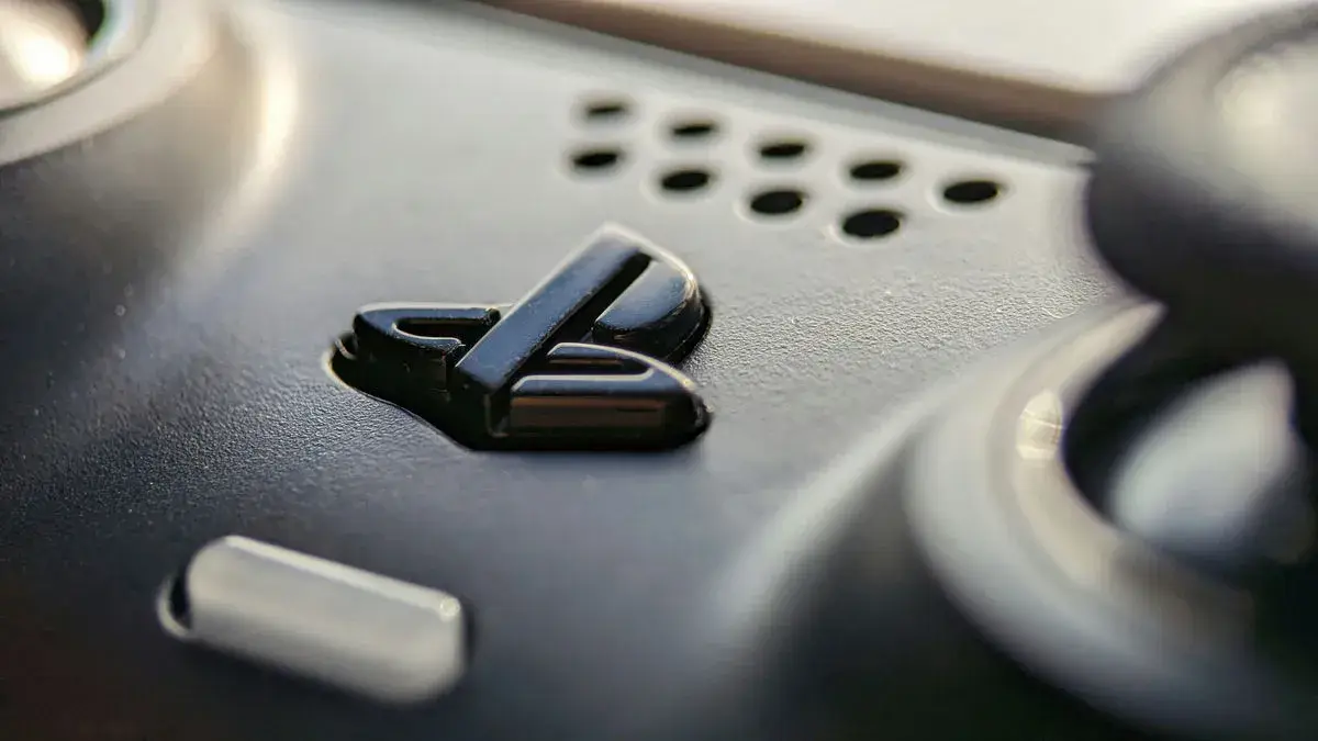 Tombol PlayStation pada controller, ilustrasi spekulasi harga PS6