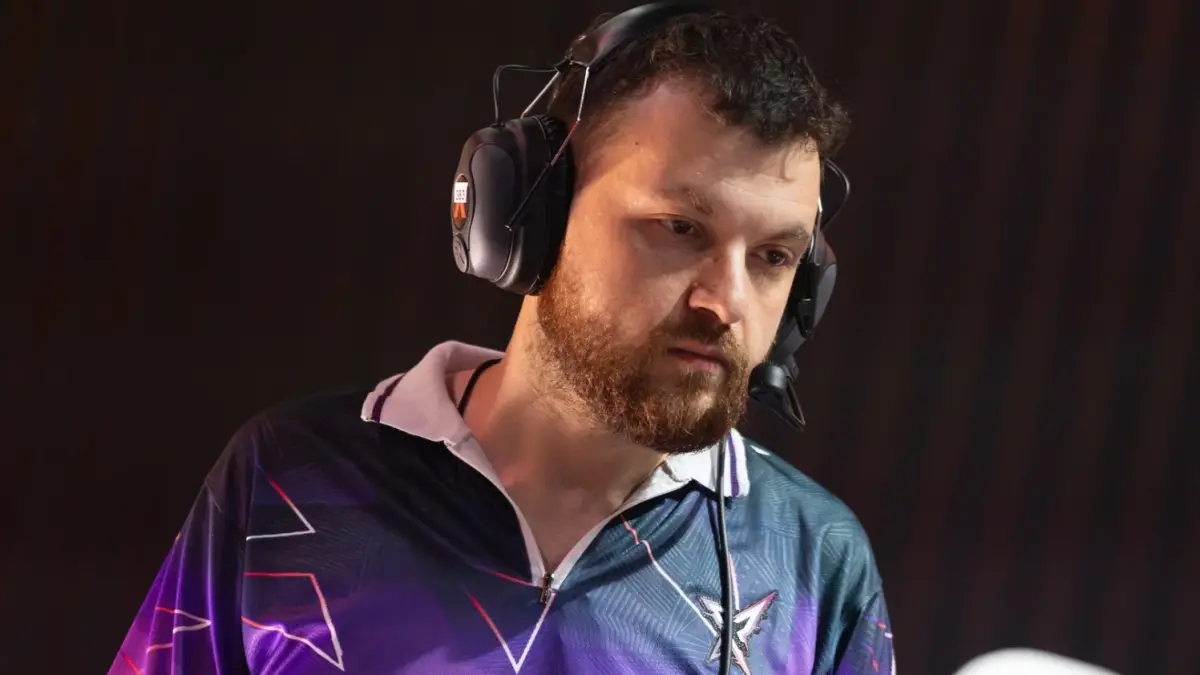 MinD_ContRoL saat bertugas sebagai coach di scene Dota 2 profesional