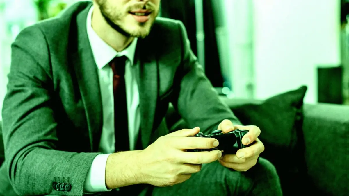 Pekerja berjas bermain game dengan controller, ilustrasi cuti GTA 6