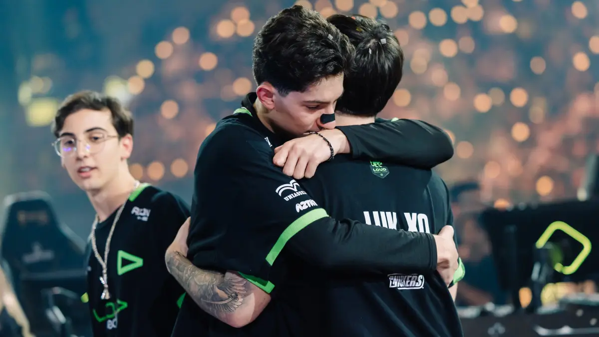 Pemain LOUD berpelukan di panggung, salah satu tim partner VCT 2027 Americas